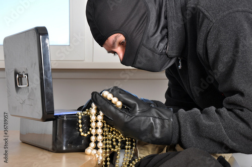 Photo: Einbrecher findet Schmuck Einbrecher findet Schmuck