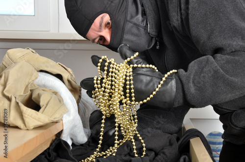 Photo: Einbrecher findet Schmuck Einbrecher findet Schmuck