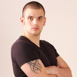 Foto: Young man with tattoo Young man with tattoo