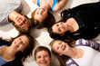 7.11 Teenager im Kreis am Boden 7.11 Teenager im Kreis am Boden
