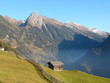 Berghütte mit Gebirge im Hintergrund