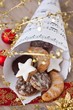 Spitztüte mit Weihnachtsgebäck