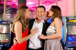 Freunde in Spielcasino