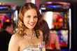 Freunde in Spielcasino