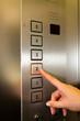 Frau im Fahrstuhl oder Lift