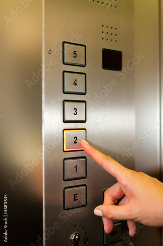 Photo: Frau im Fahrstuhl oder Lift Frau im Fahrstuhl oder Lift