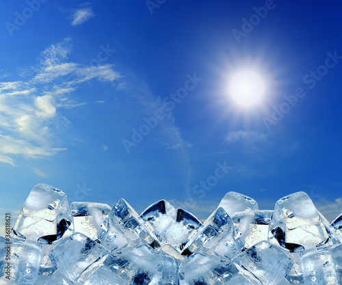 Foto: ice cubes in blue sky ice cubes in blue sky