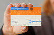Foto: Organspendeausweis wird präsentiert Organspendeausweis wird präsentiert