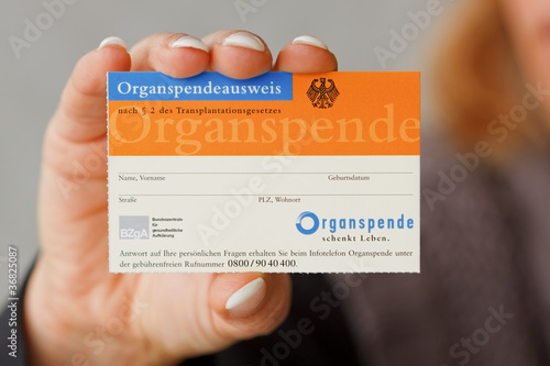 Photo: Organspendeausweis wird präsentiert Organspendeausweis wird präsentiert