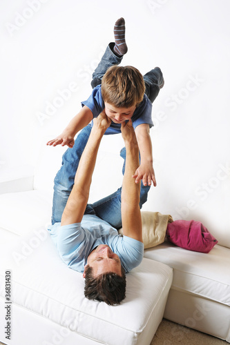 Photo: Papa tobt mit seinem Sohn Papa tobt mit seinem Sohn