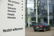 Schild an einem Autohaus