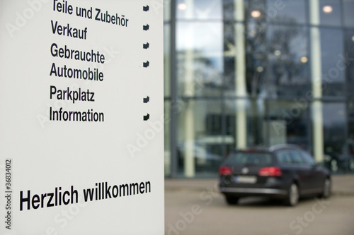 Foto: Schild an einem Autohaus Schild an einem Autohaus