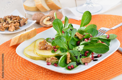 Photo: Frischer Feldsalat mit Walnüssen und Granatapfelkernen Frischer Feldsalat mit Walnüssen und Granatapfelkernen