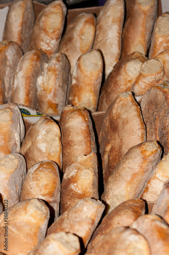 Photo: Muchas barras de pan y hogazas de pan tostado Muchas barras de pan y hogazas de pan tostado