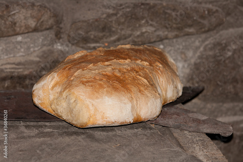Photo: Dos hogazas de pan saliendo del horno de leña Dos hogazas de pan saliendo del horno de leña