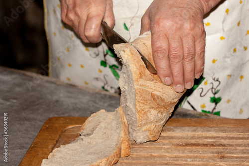 Photo: Cortando en rebanadas pan tostado recien horneado Cortando en rebanadas pan tostado recien horneado