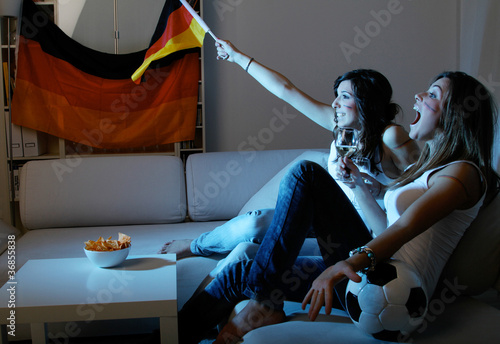 Photo: Freundinnen beim Fußball schauen Freundinnen beim Fußball schauen