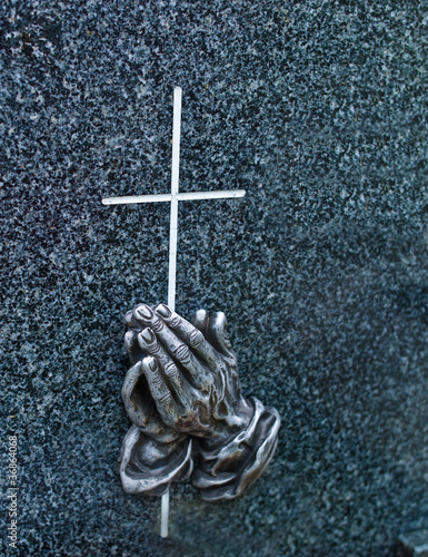 Foto: Grabstein auf einem Friedhof Grabstein auf einem Friedhof