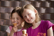 Fröhliche Kinder mit Eis