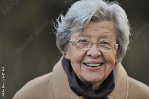 Foto: Autumn Happy Senior Woman IV Autumn Happy Senior Woman IV