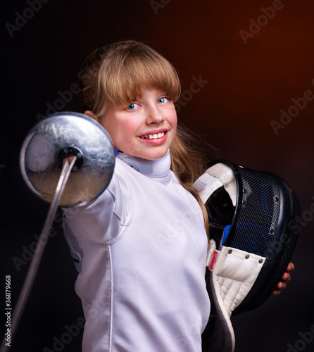 Foto: Child epee fencing lunge. Child epee fencing lunge.