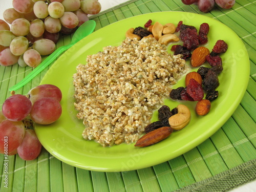 Photo: Frischkornmüsli mit Nüssen und Trockenfrüchten Frischkornmüsli mit Nüssen und Trockenfrüchten