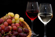 Foto: Uva bianca, uva rossa, e calici di vino Uva bianca, uva rossa, e calici di vino