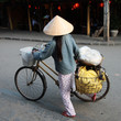 donna vietnamita in bicicletta