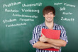 student mit aktenordner vor der tafel