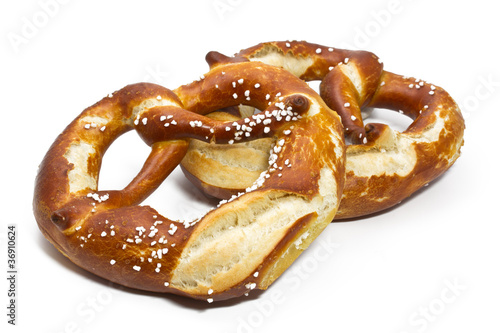 Foto: Frische Brezen aus Bayern auf weißem Hintergrund Frische Brezen aus Bayern auf weißem Hintergrund