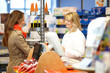 Kundin kauft Medikamente in Apotheke
