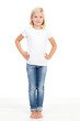 kleines blondes mädchen mit zahnlücke