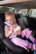 Kind sitz im Kindersitz im Auto