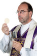 Katholischer Priester mit Kelch