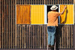 uomo pittura la parete di una casa uomo pittura la parete di una casa