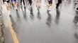 běh nohy v sportovn&iacute;ho oblečen&iacute; a obuvi běžeck&yacute;ch na mokr&eacute;m asfaltu