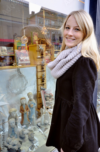 Photo: Junge Frau beim Schaufensterbummel Junge Frau beim Schaufensterbummel