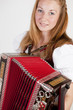 junge Frau spielt Akkordeon