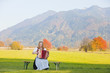 Bergpanorama im Herbst mit Akkordeonspielerin