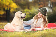 Foto: Girl playing with a labrador retriever dog Girl playing with a labrador retriever dog