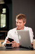 Foto: Paar im Kaffee mit Laptop und Mobiltelefon Paar im Kaffee mit Laptop und Mobiltelefon