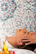 Wellness - Frau erhält Kopfmassage in Spa