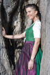 Frau im Baum