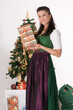 Bayerisches Mädchen mit Weihnachtspäckchen
