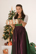 Bayerisches Mädchen mit Weihnachtspäckchen