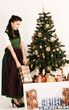 Bayerisches Mädchen mit Weihnachtspäckchen