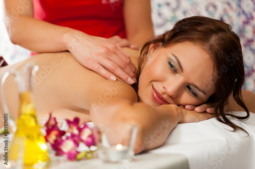 Photo: Wellness - Frau erhält Massage in Spa Wellness - Frau erhält Massage in Spa