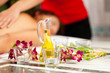 Wellness - Frau erhält Massage in Spa