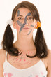 Junge Frau mit Farbe im Gesicht