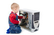 Kleiner Junge repariert PC